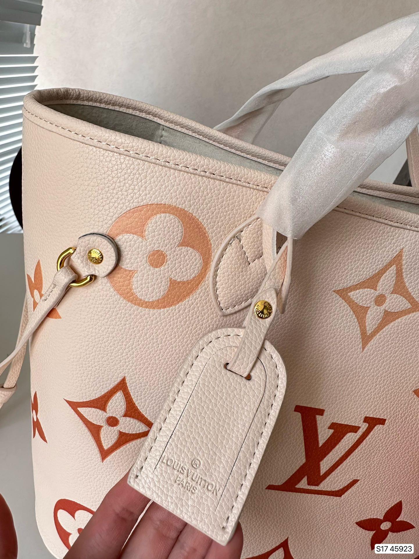 Louis Vuitton Neverfull MM Bag ‘Beige Clair’ 31Cm M46516