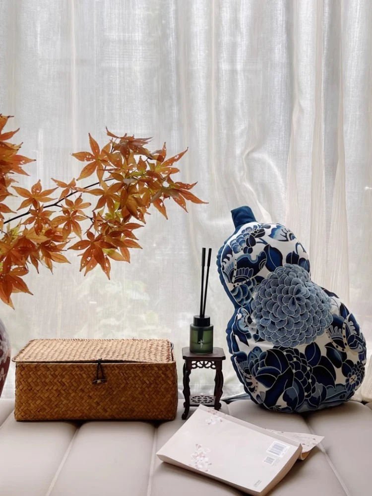 BD055 - New Chinese Blue and White Gourd Cushion: Vintage Inspiration