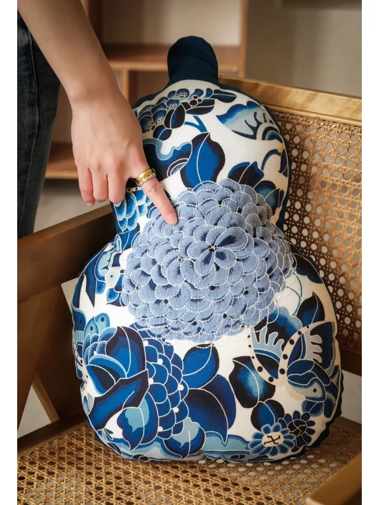 BD055 - New Chinese Blue and White Gourd Cushion: Vintage Inspiration