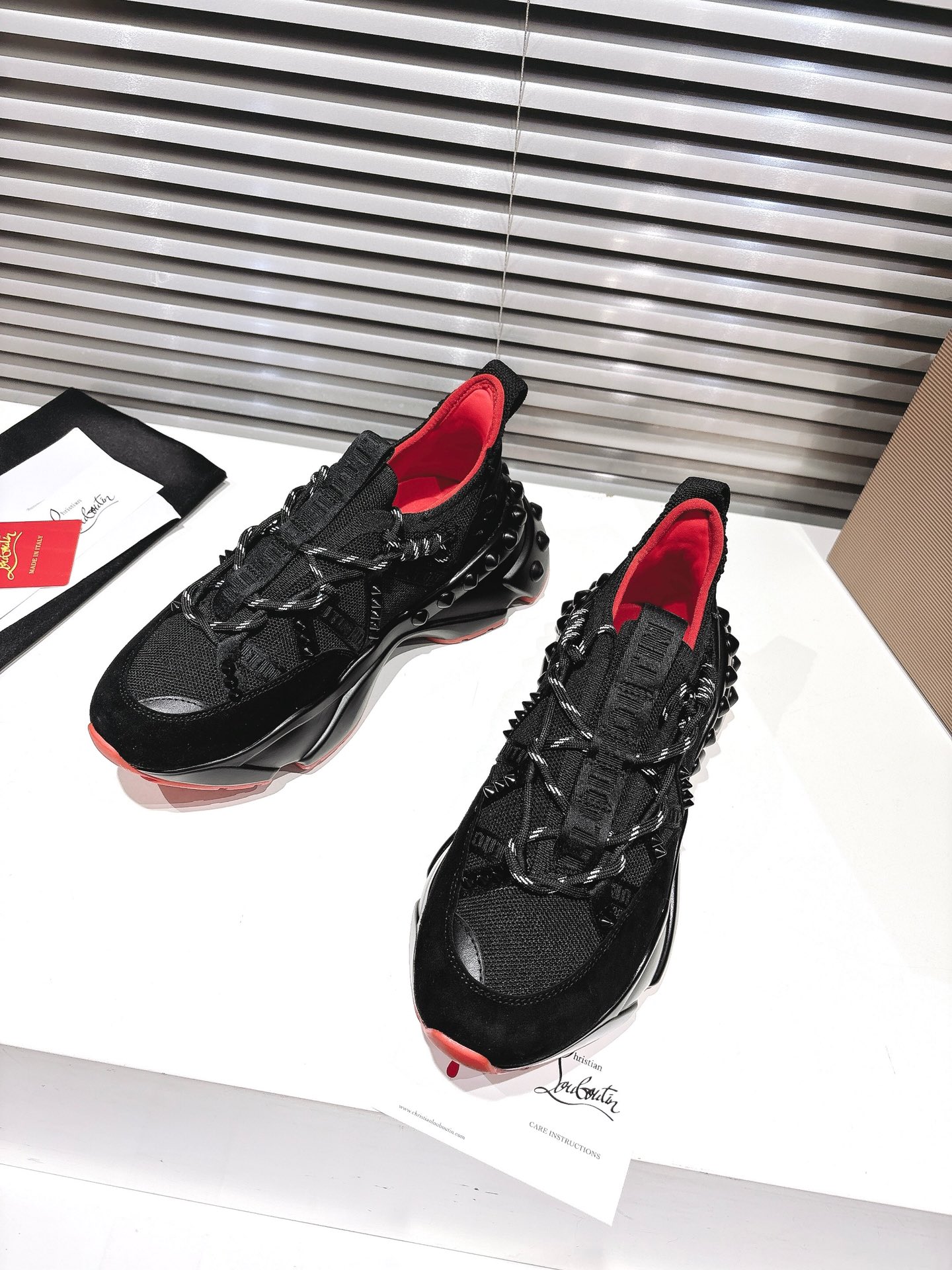 黒色クリスチャン ルブタン スニーカー コピー  2026 トレンド大人最新作 CHRISTIAN LOUBOUTIN