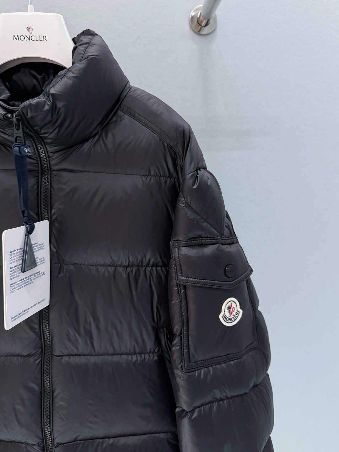 Moncler モンクレール ダウン コピー フード付き新品 Petraショートダウン 軽量で華やかな光沢感ナイロン生地
