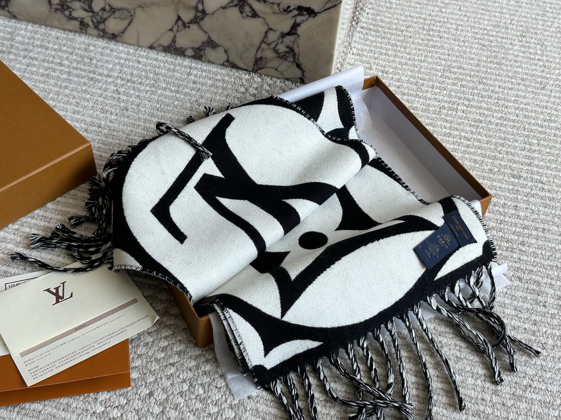 LV black and white scarf - cnluxepick