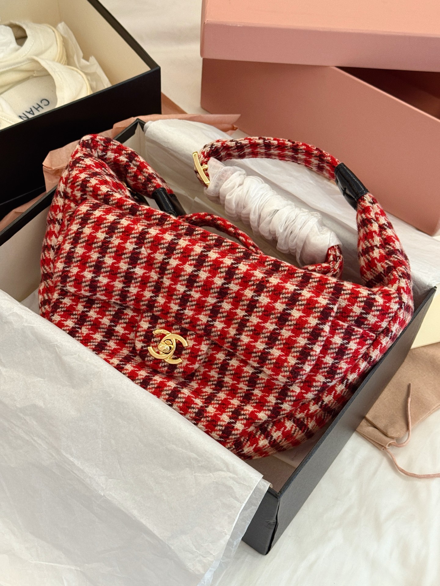 Chanel red houndstooth bag - cnluxepick