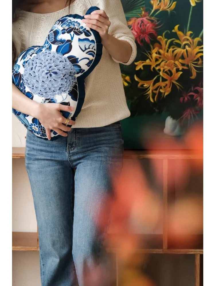 BD055 - New Chinese Blue and White Gourd Cushion: Vintage Inspiration