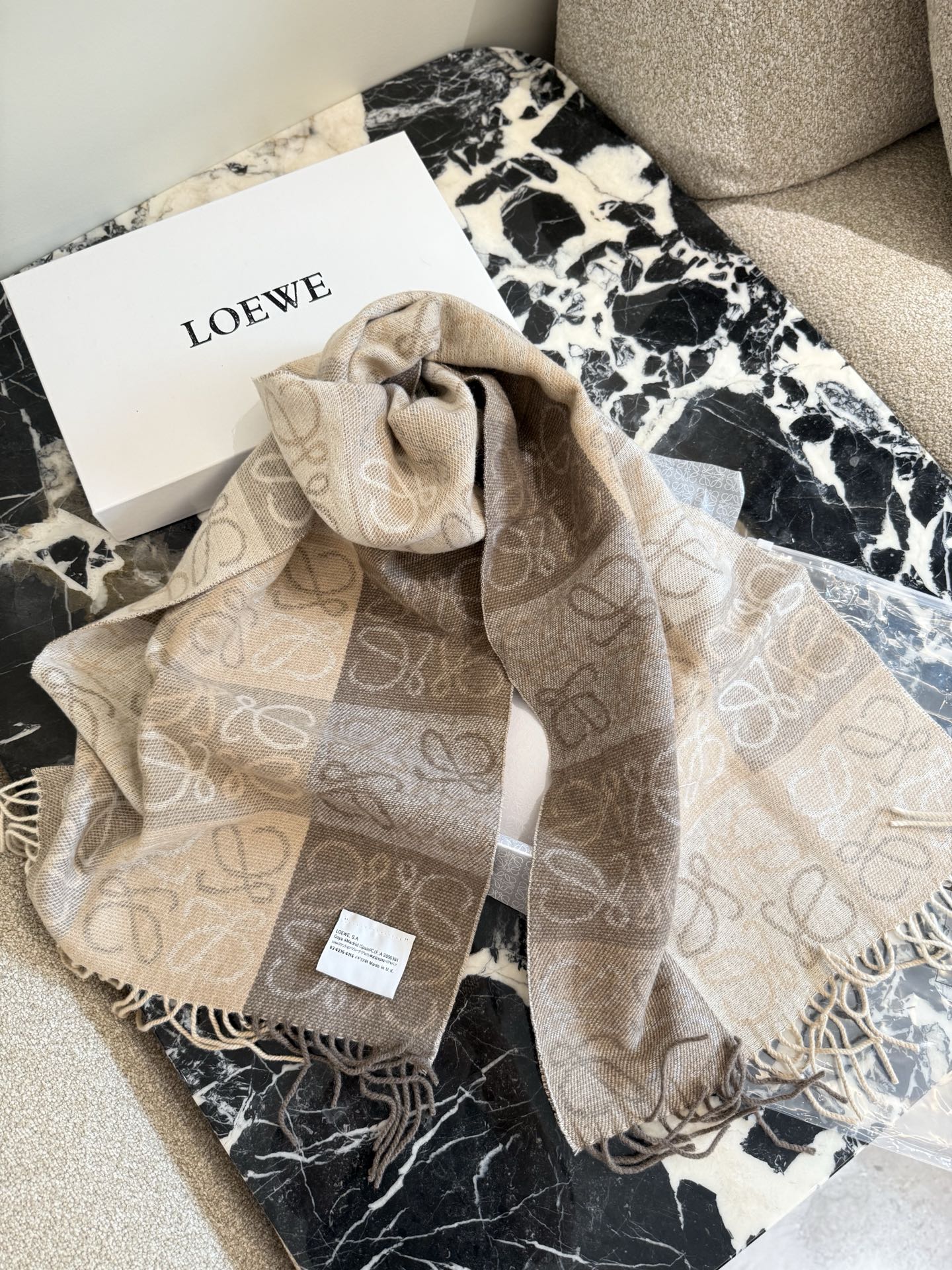 Loewe's stylish and versatile scarf - cnluxepick