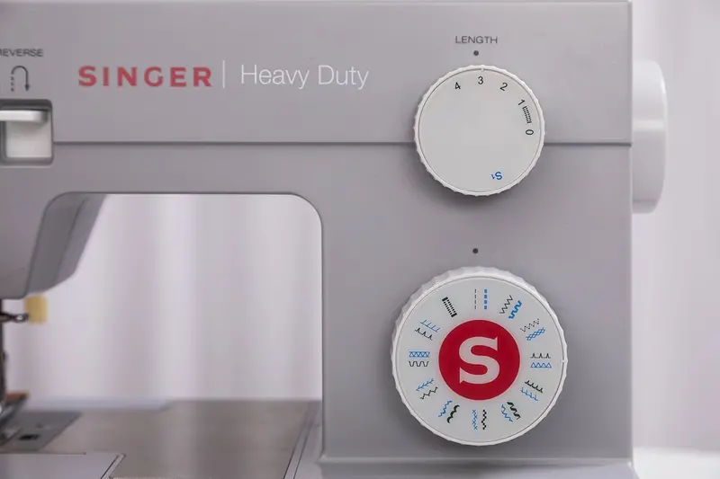 SINGER Heavy Duty 4423 Sewing Machine – 23-Stitch, Auto-Threader, Metal Frame, White