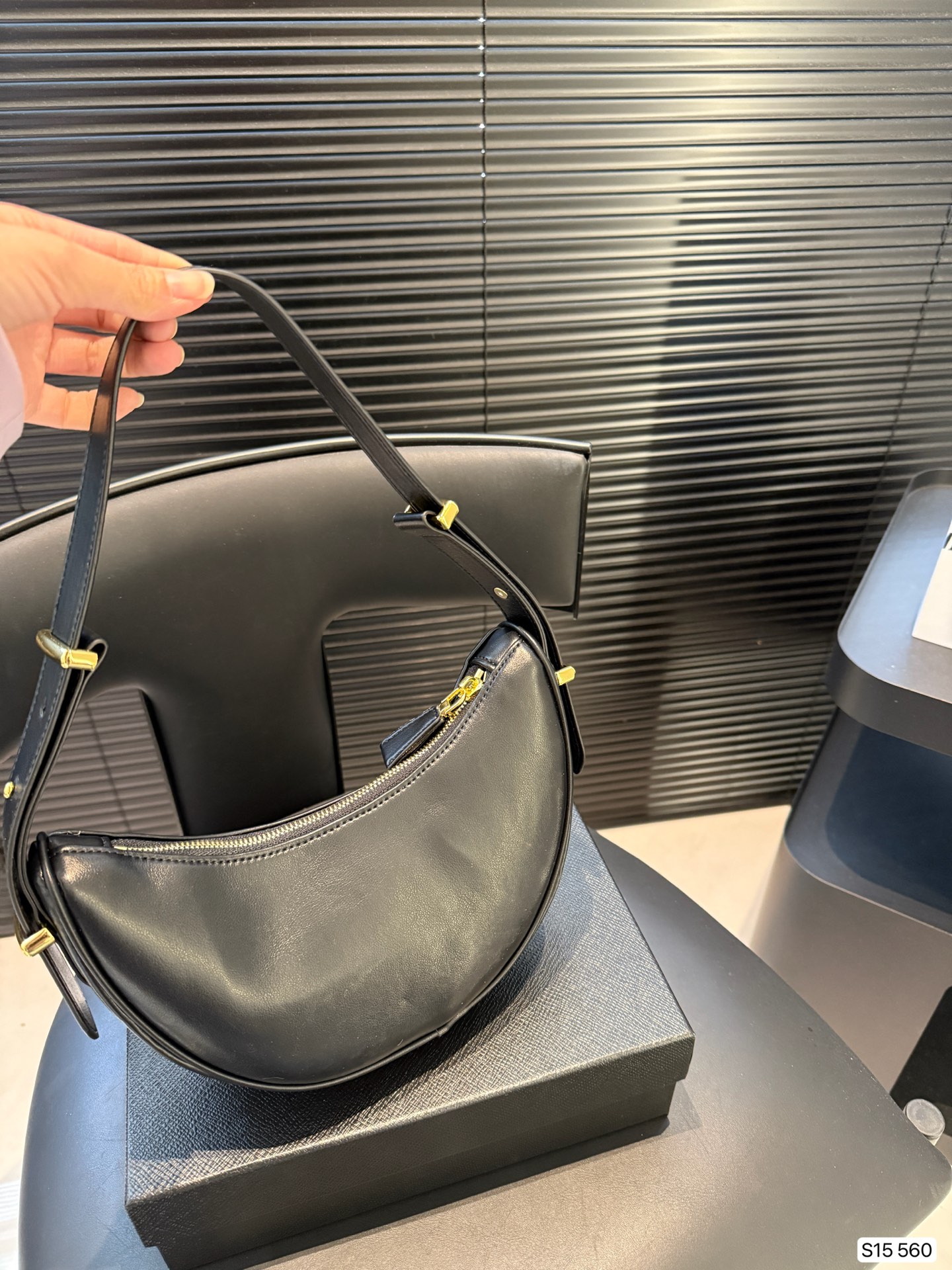 Prada underarm bag is simple and stylish - cnluxepick