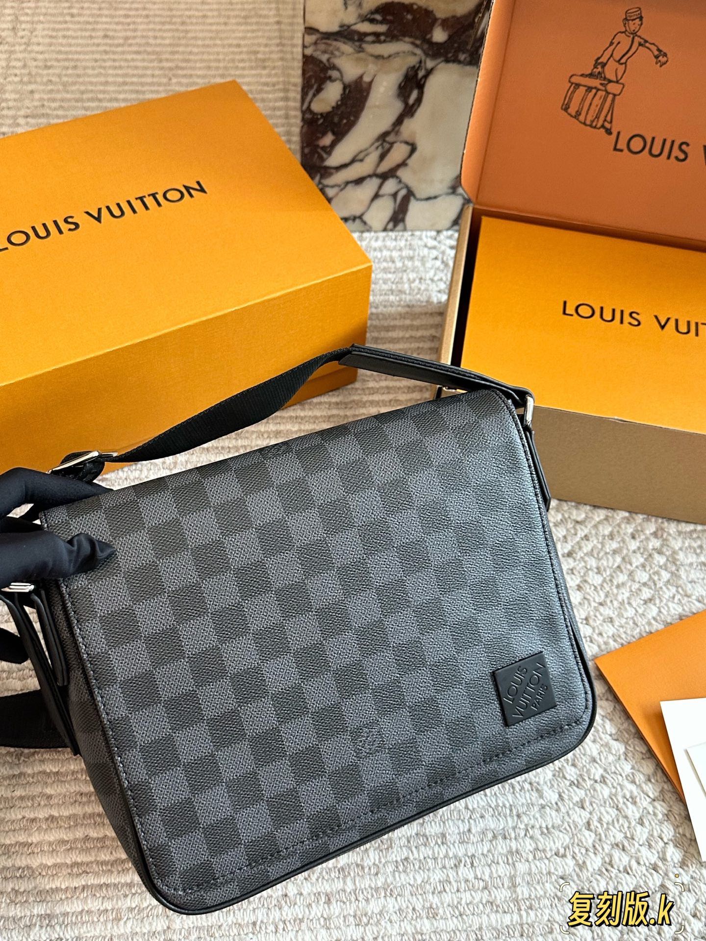 LV Black Men's Messenger Bag - cnluxepick