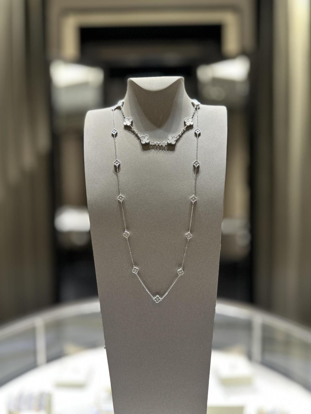 Van Cleef & Arpels white gold 16 flower mini diamond necklace - cnluxepick