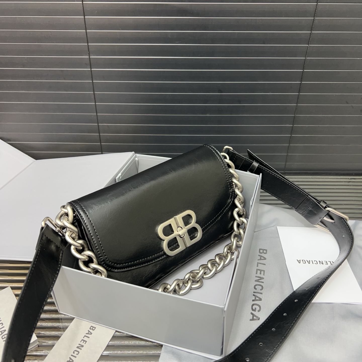 Balenciaga chain flap shoulder bag - cnluxepick