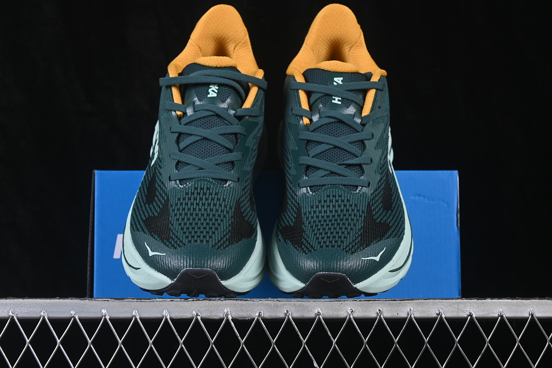 HOKA One One Challenger 8