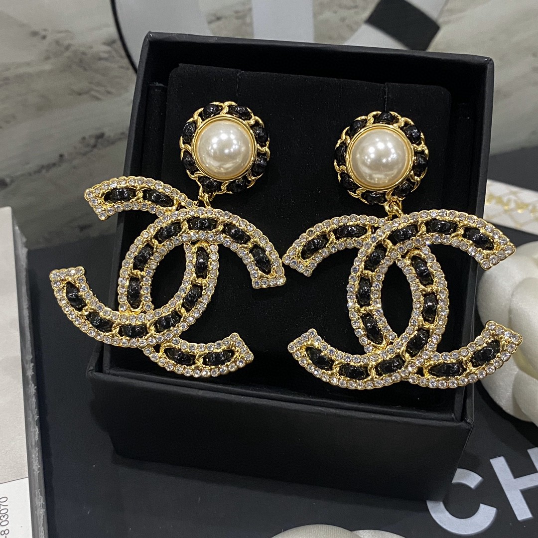Chanel logo pearl earrings - cnluxepick