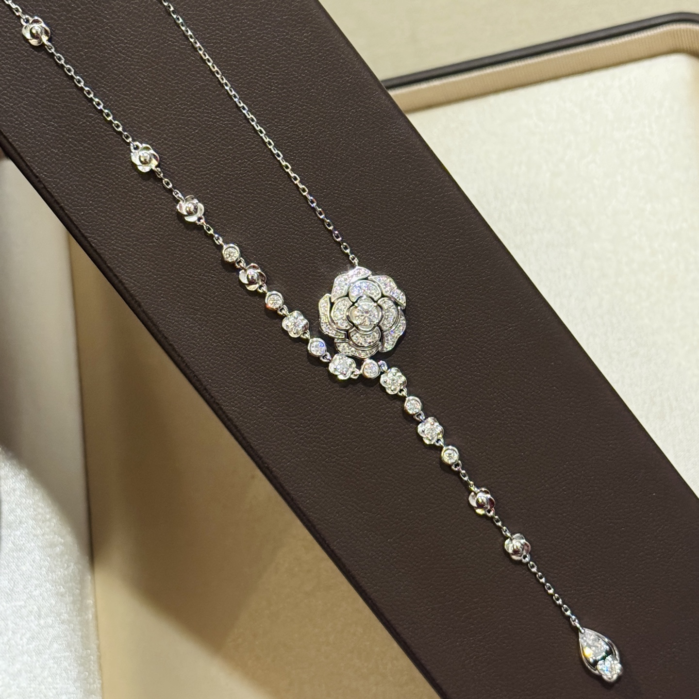CAMELIA series hollow camellia tassel necklace - cnluxepick