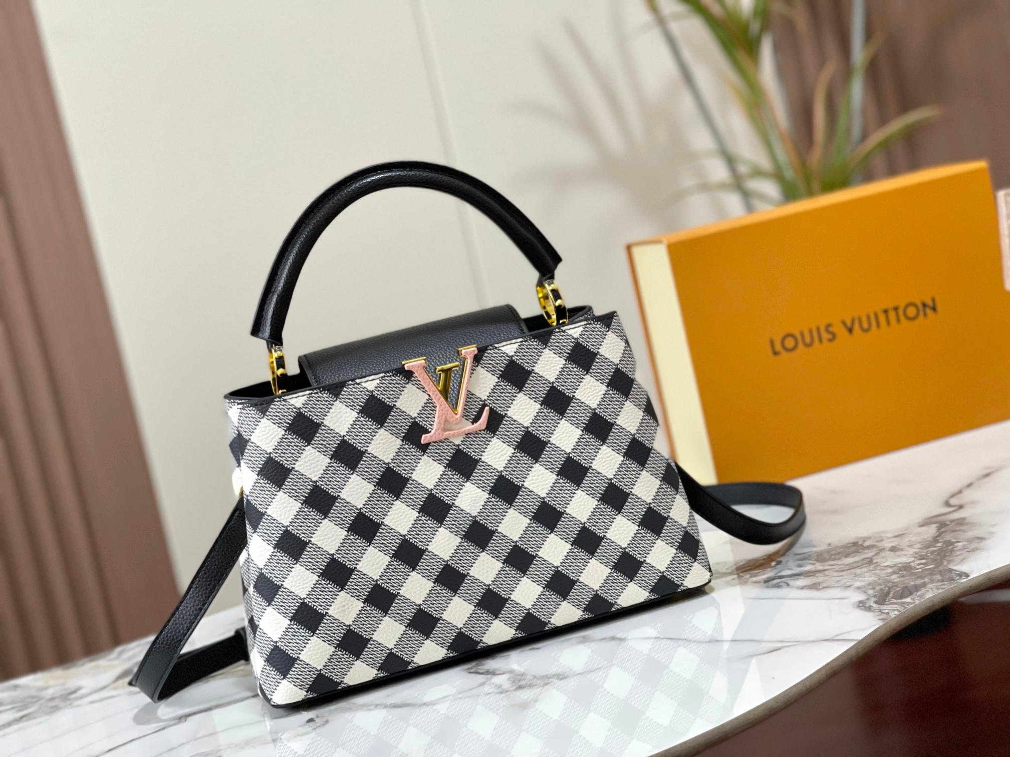 Louis Vuitton Capucines Black 27Cm M20716