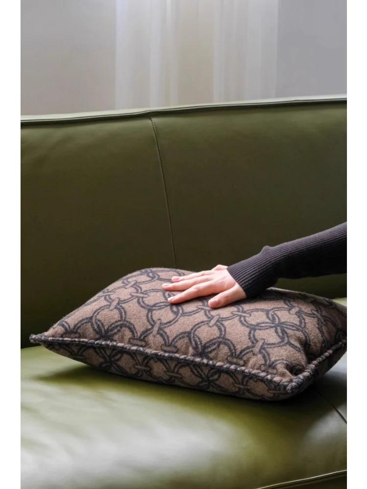 BD053 - Vintage Style Double-Sided Wool Cushion: Pig Nose Chain Design
