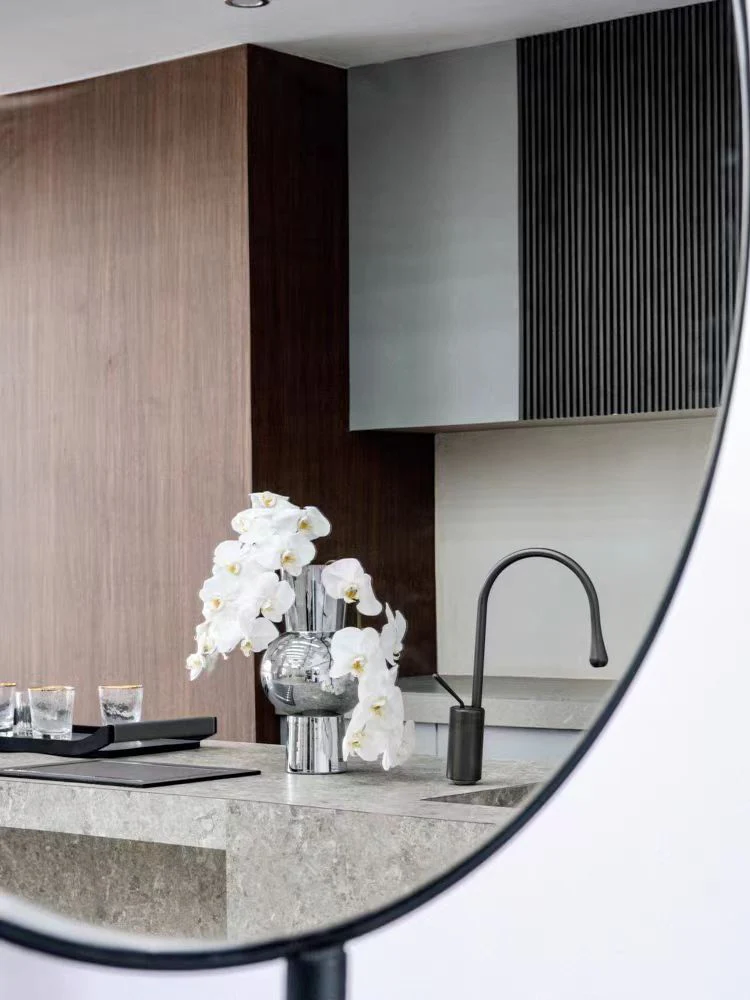 DC060 - Home Decor Georg J* Danish-style Mirrored Polished Metal Chrome-colored Vase Light Luxury and Stylish Art Decoration