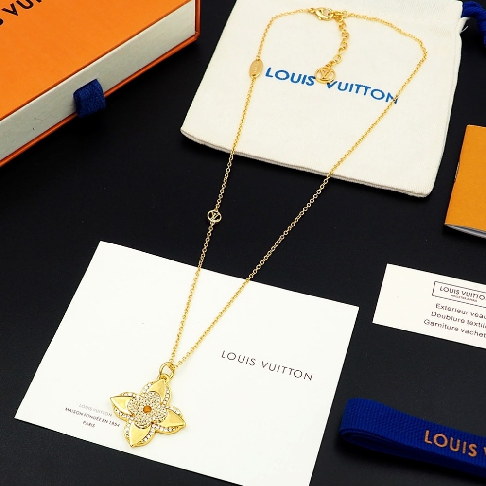 Louis Vuitton Lv Medaillon Necklace Gold M02001