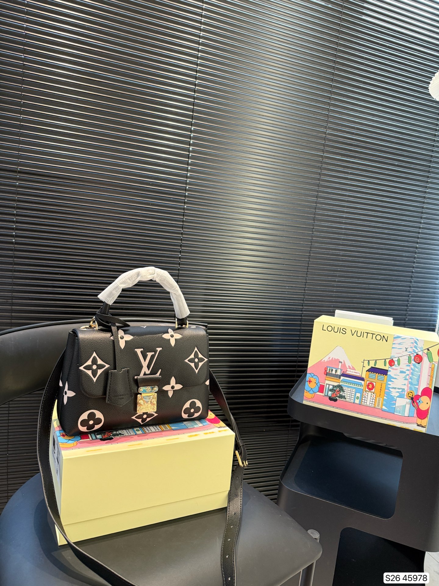 LV new messenger bag - cnluxepick