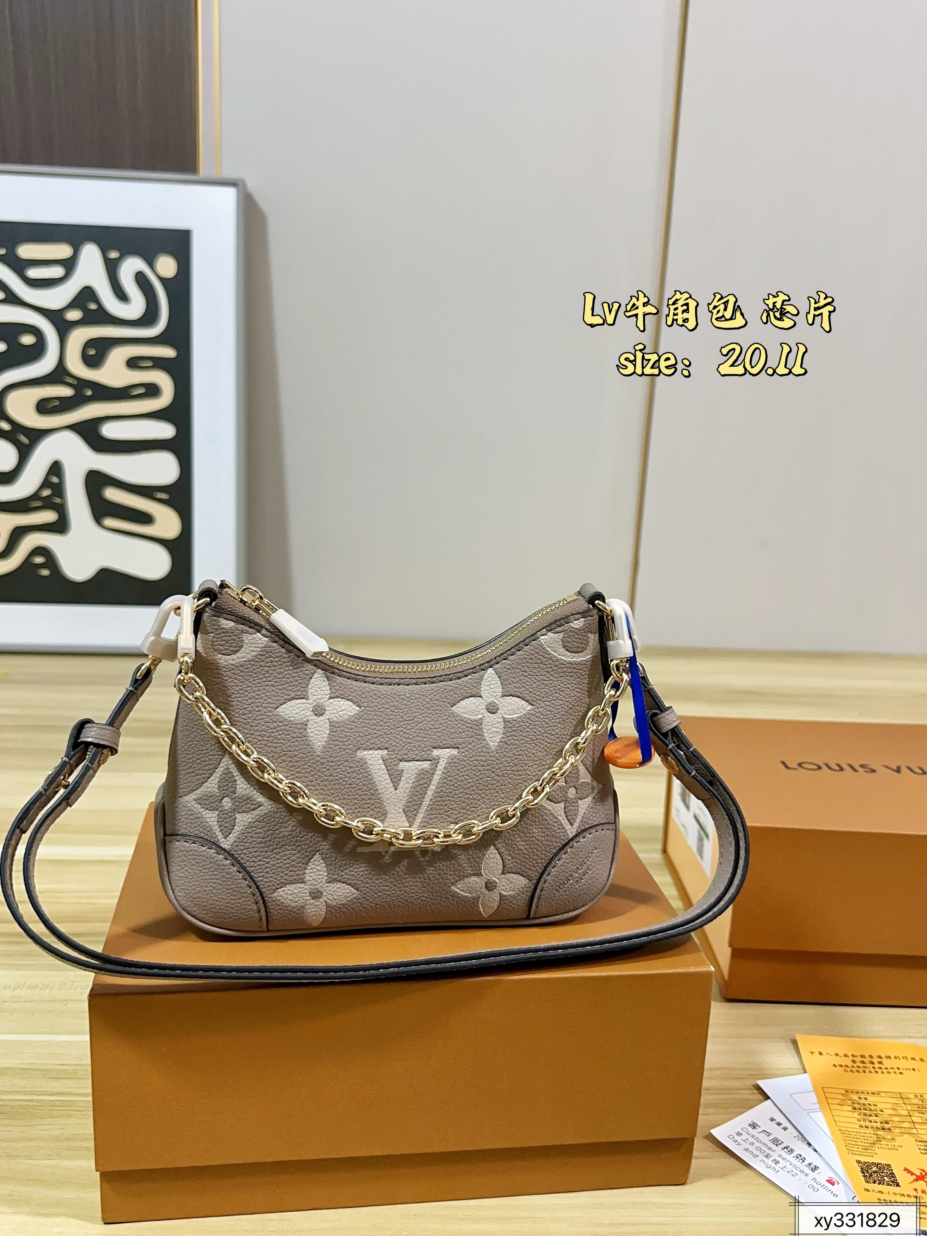 LV croissant bag - cnluxepick
