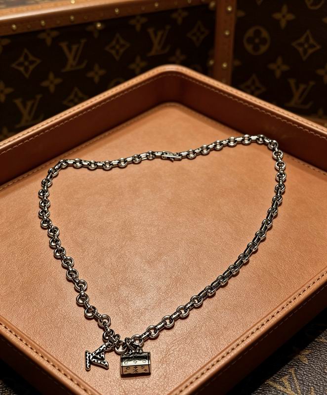 LV ネックレス 2026新作 ブロックチェーン ロゴ プレート 太め 人気 メンズ コピーLOUIS VUITTON