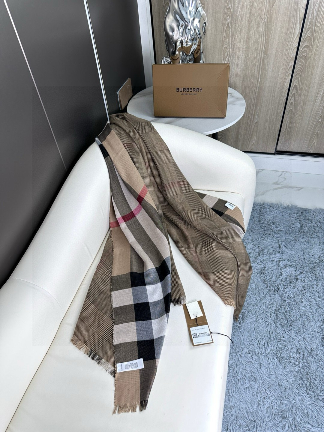 Burberry Houndstooth Double-Sided Shawl - cnluxepick
