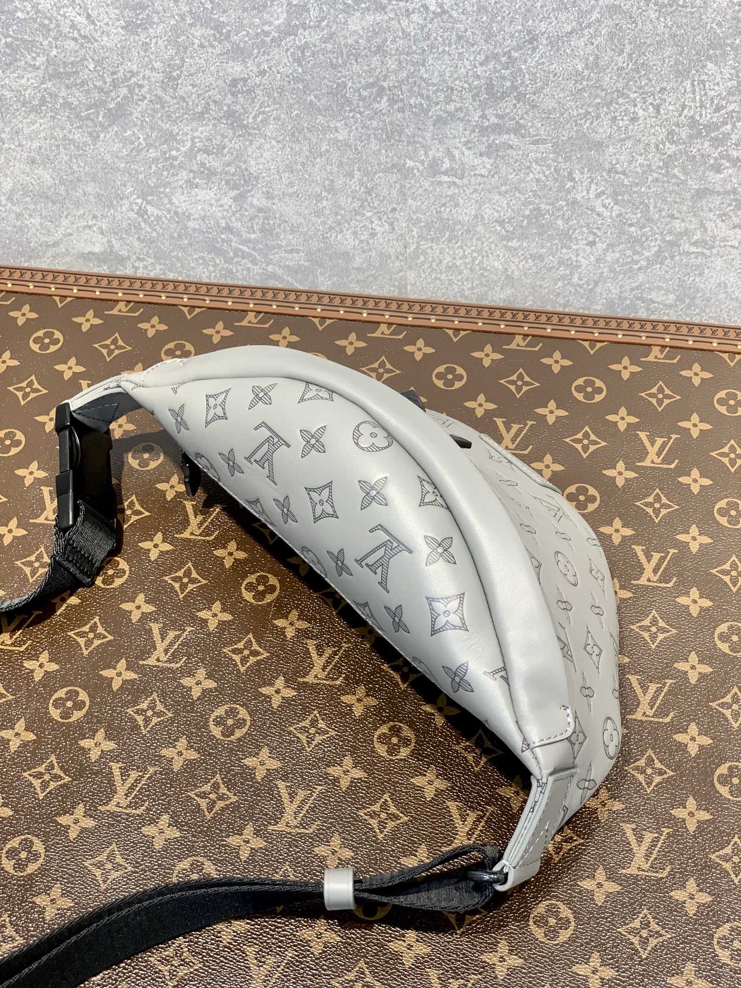 Louis Vuitton Discovery Bumbag Grey 26Cm For Men