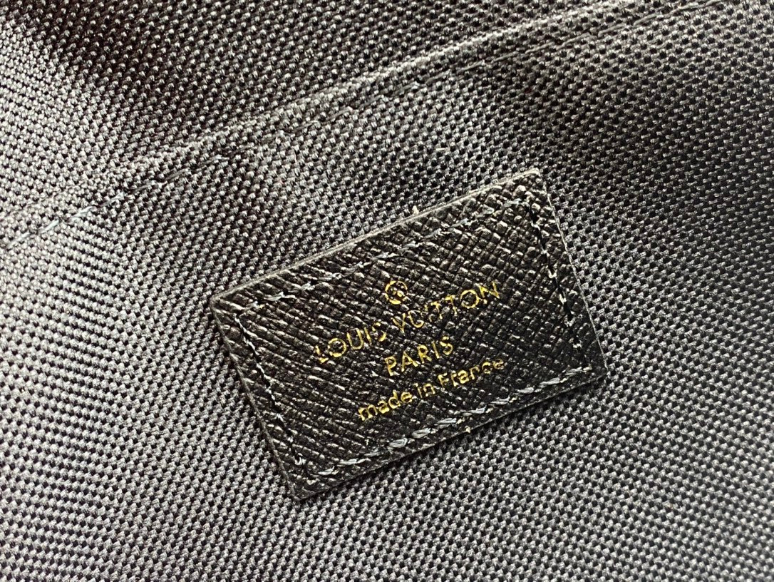 Louis Vuitton Pochette F Lice Amarante Monogram Vernis Black 21Cm