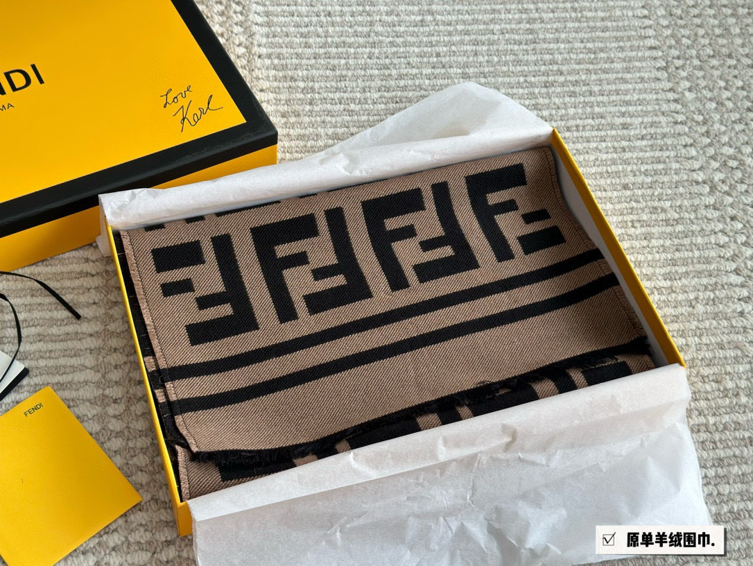 Fendi double-sided scarf - cnluxepick