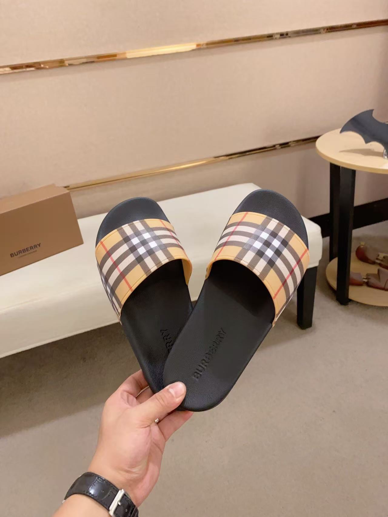 Burberry Men's Slippers - cnluxepick