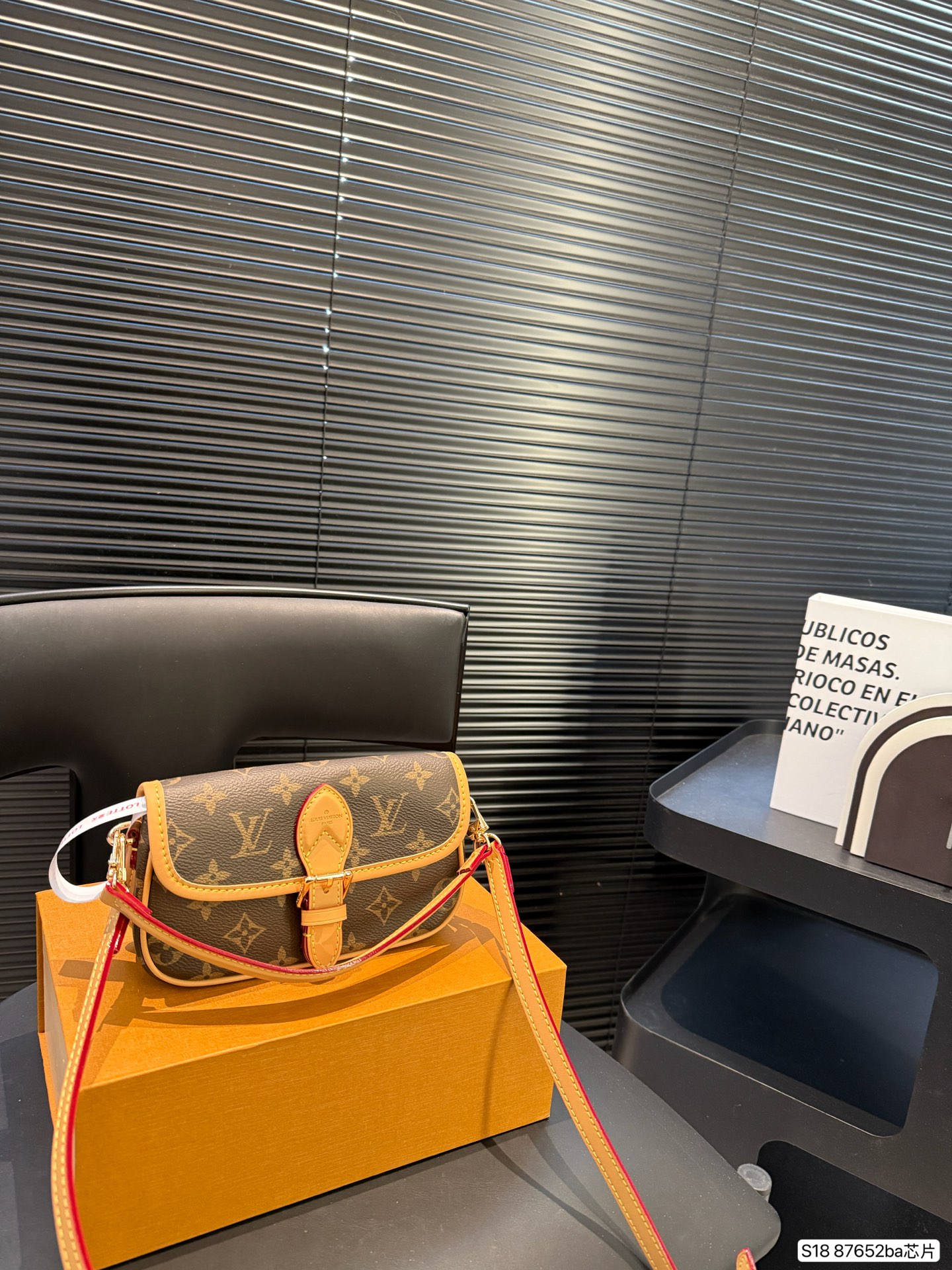 Louis Vuitton's worldly white three-color cross-body handbag is playful and cute - cnluxepick