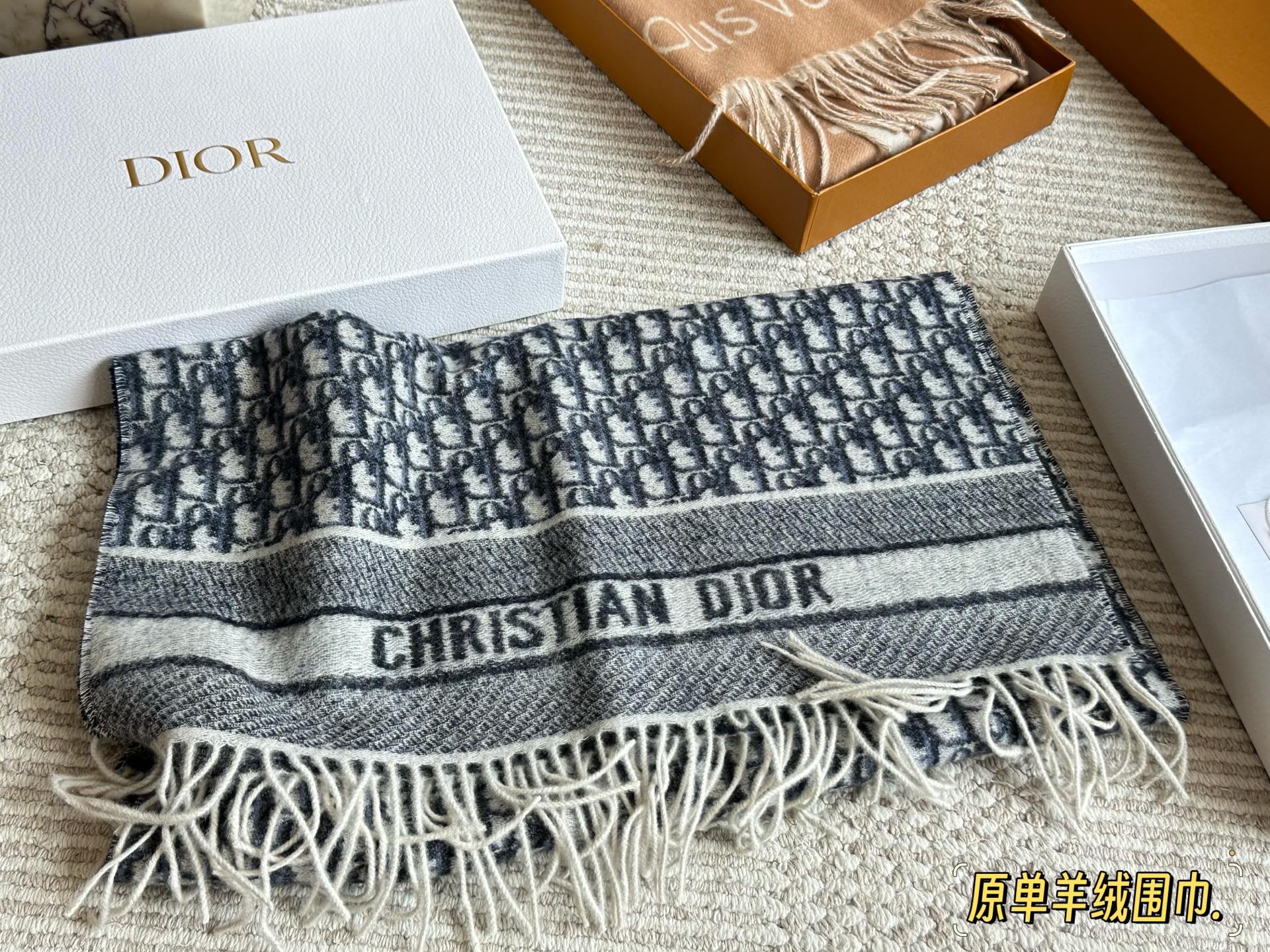 Dior's new cashmere scarf - cnluxepick