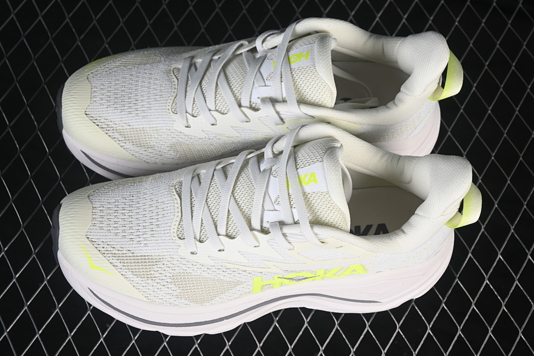 HOKA One One Challenger 8