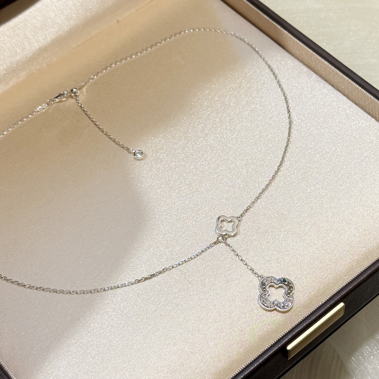 Double four-leaf clover hollow necklace - cnluxepick