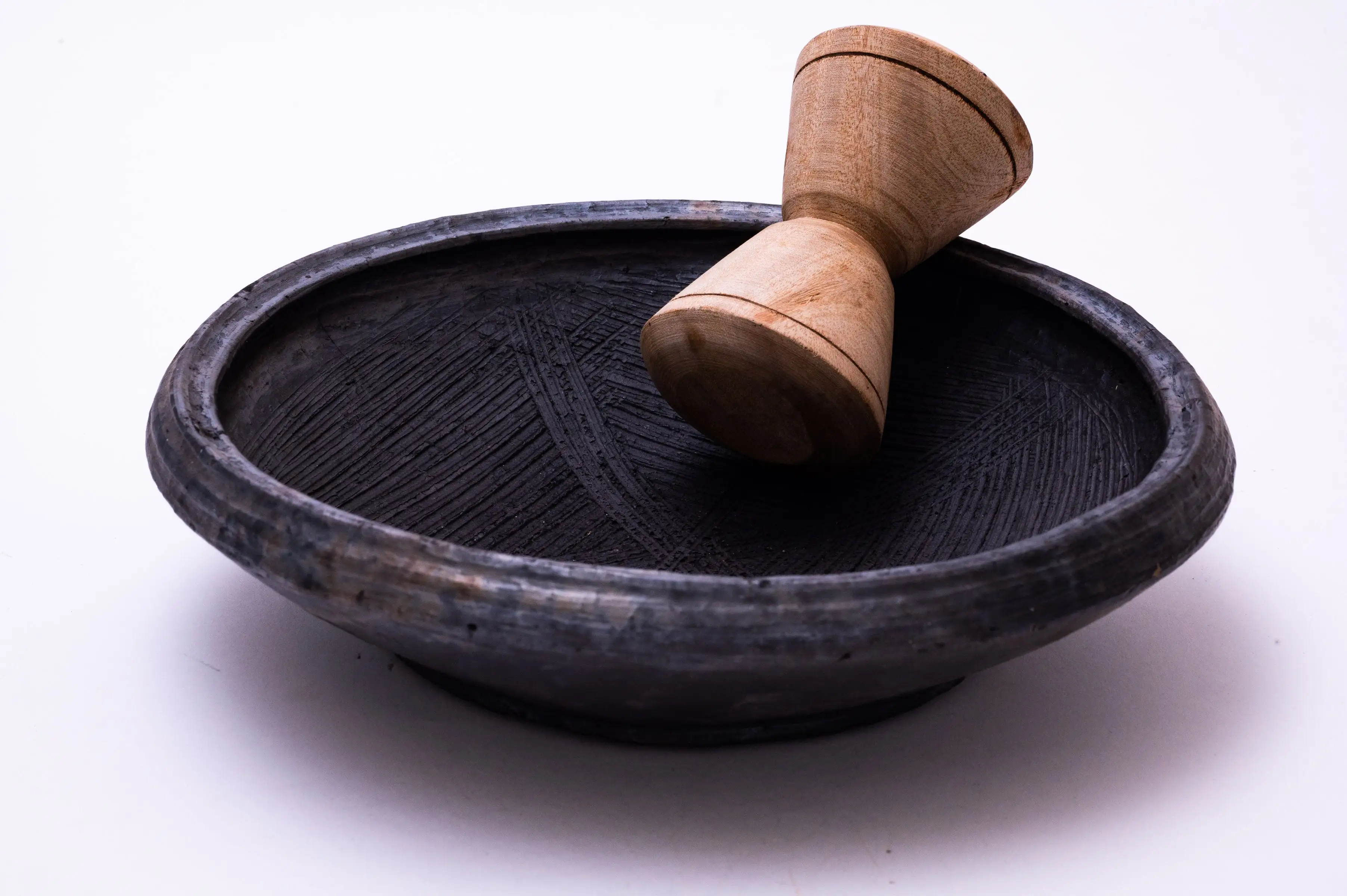 African Delights Asanka Traditional Pot with a Wooden Grinder, Black