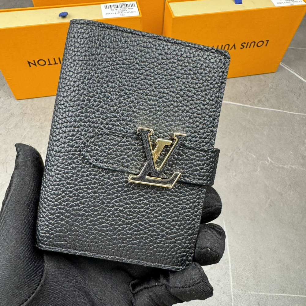 Louis Vuitton Vertical Compact Wallet Capucines Taurillon Black / Arizona Beige 3.5 Inches M82198