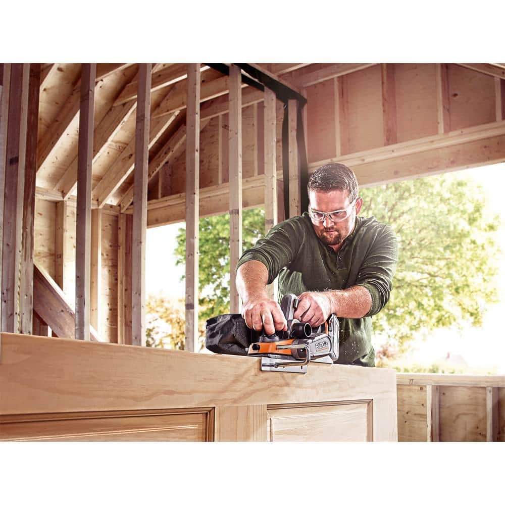 Ridgid 18V OCTANE Brushless Cordless 3-1/4 in. Planer Kit with Dust Bag, Dust Port, Edge Guide, 2.0 Ah Battery, and Charger R8481KSBN
