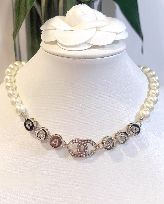 Chanel Pearl Letter Necklace Elegant and Seiko Design Youthful Vitality - cnluxepick