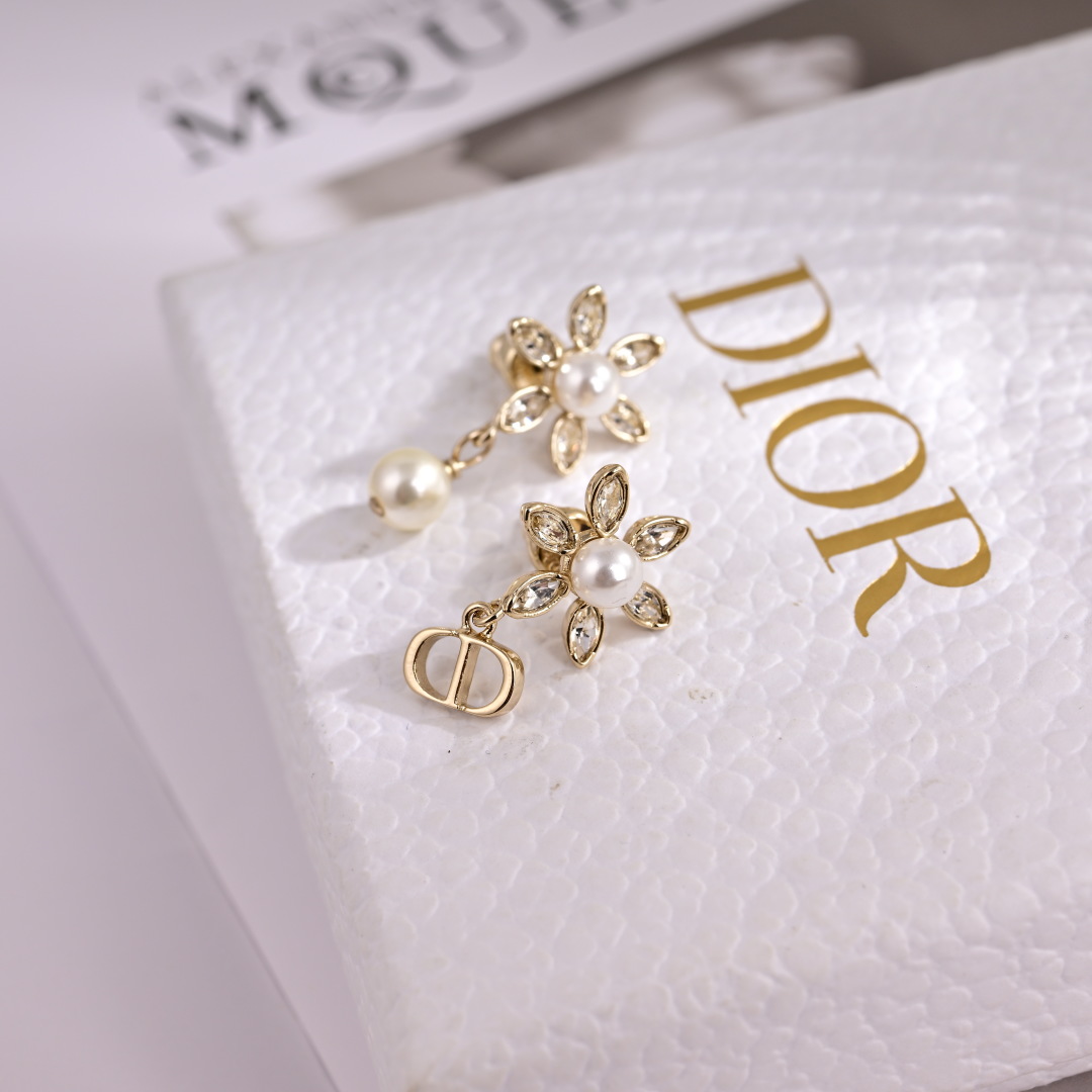 Dior earrings are beautiful and romantic - cnluxepick