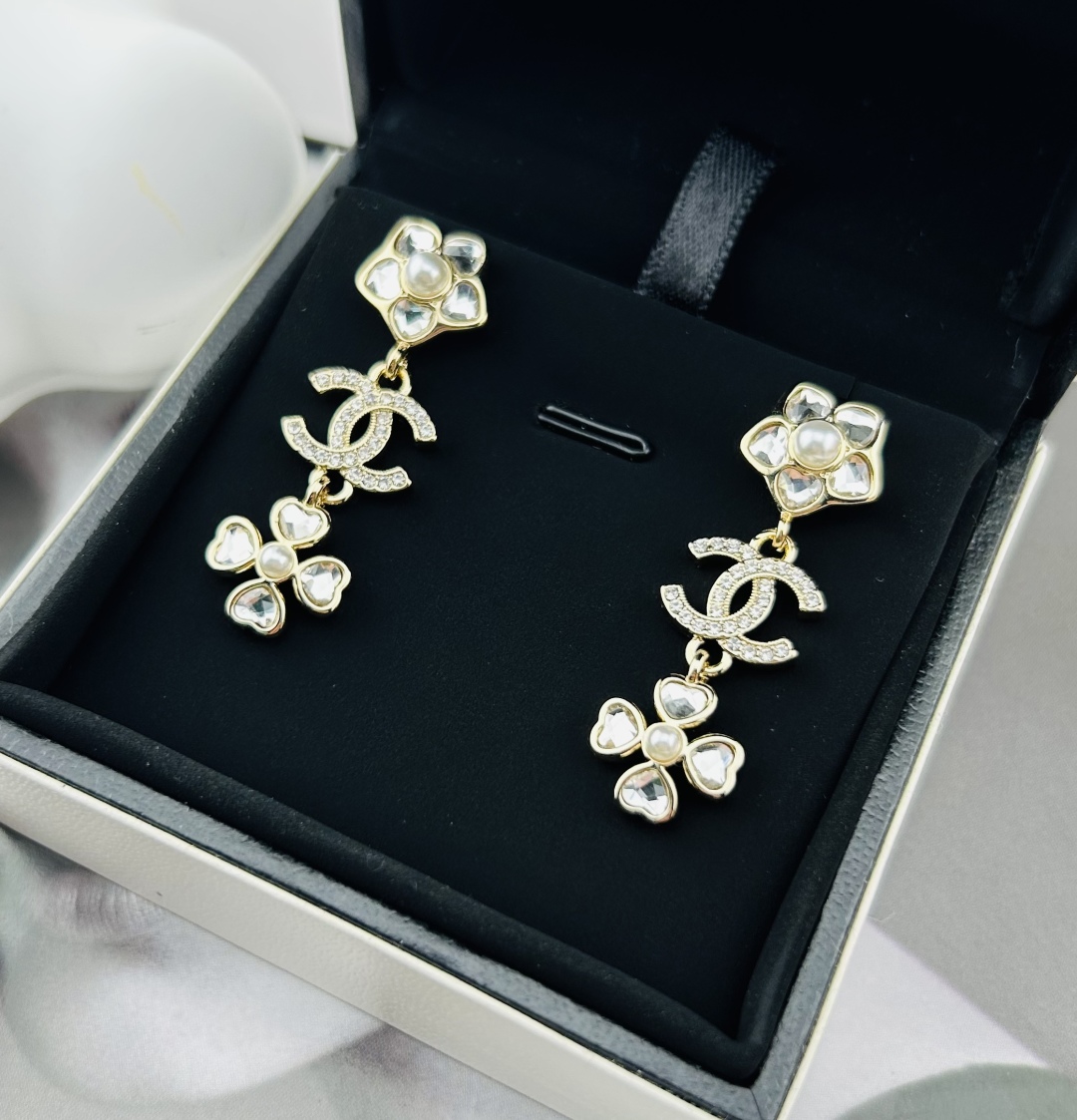 Chanel Elegant Simple Earrings - cnluxepick