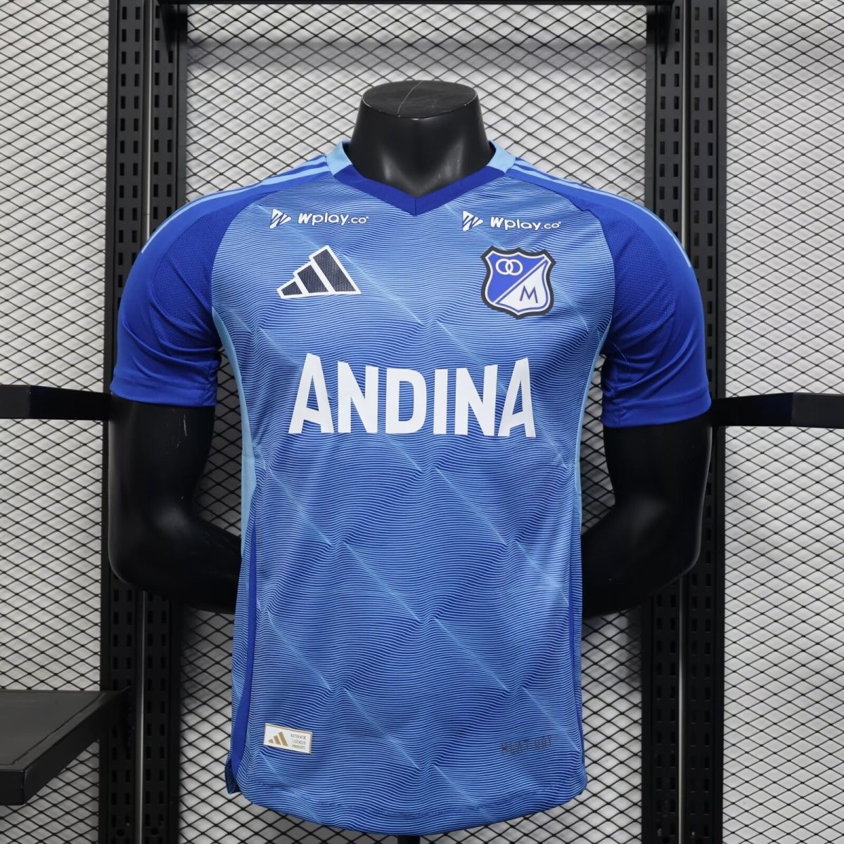 Camiseta de jugador de la versión 25/26 del Millonario para el partido en casa