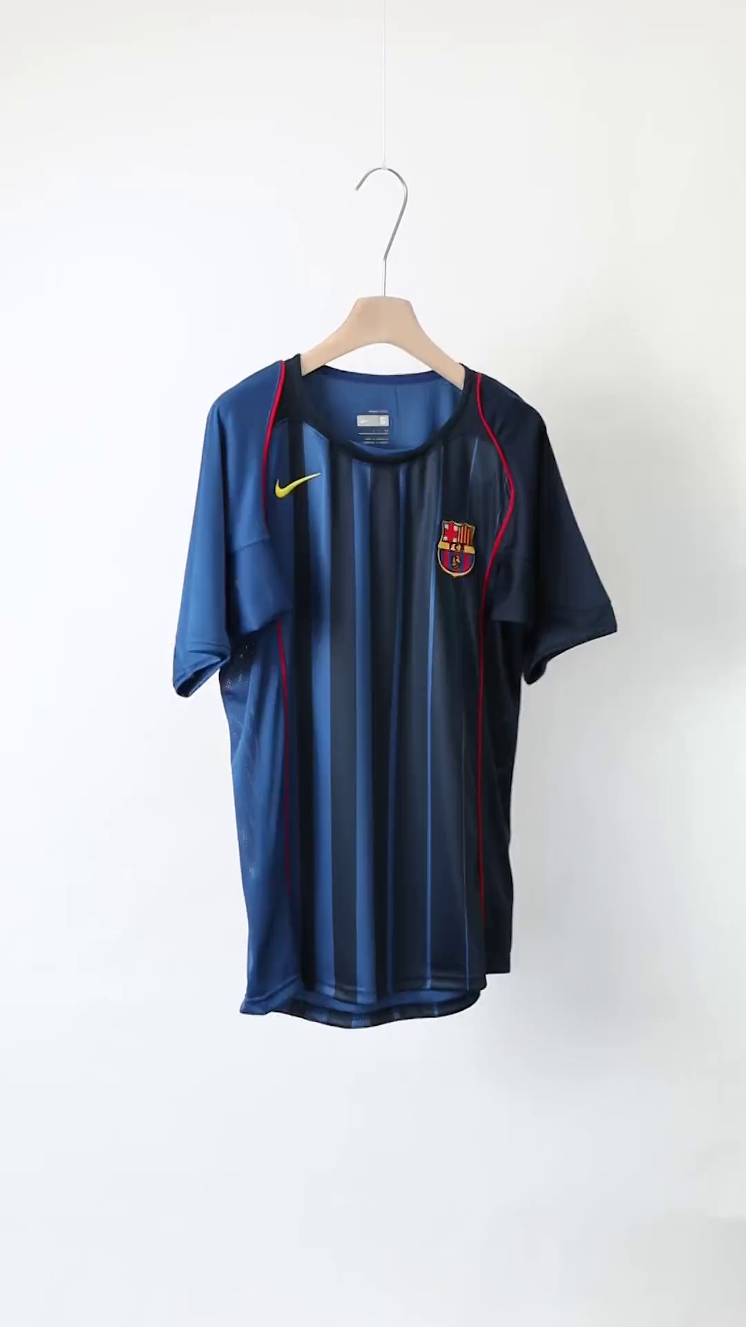 Retro Soccer Jersey Barcelona Away 2004/05