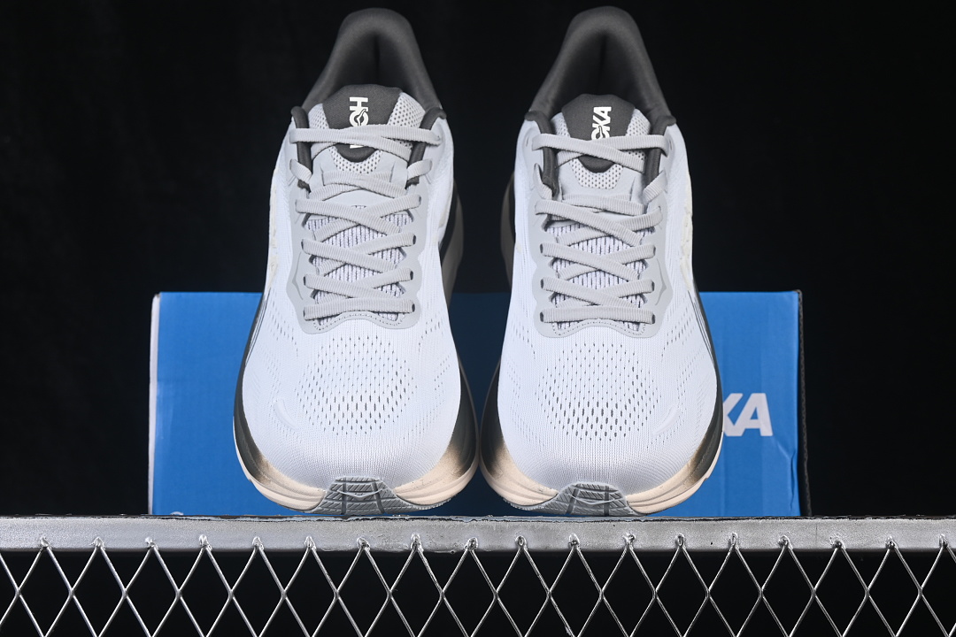 HOKA One One Clifton 11