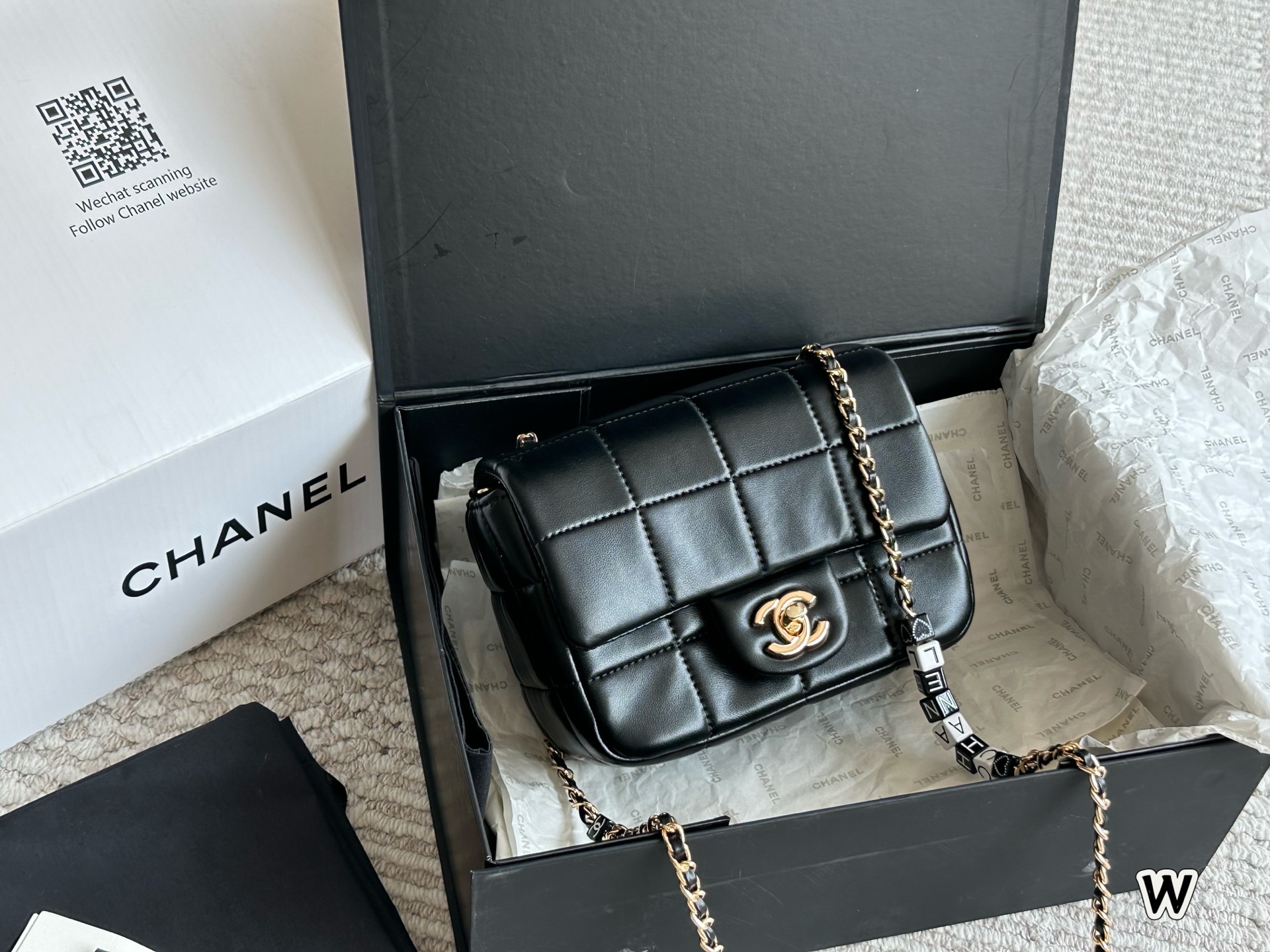 Chanel's new square bag with chain - cnluxepick