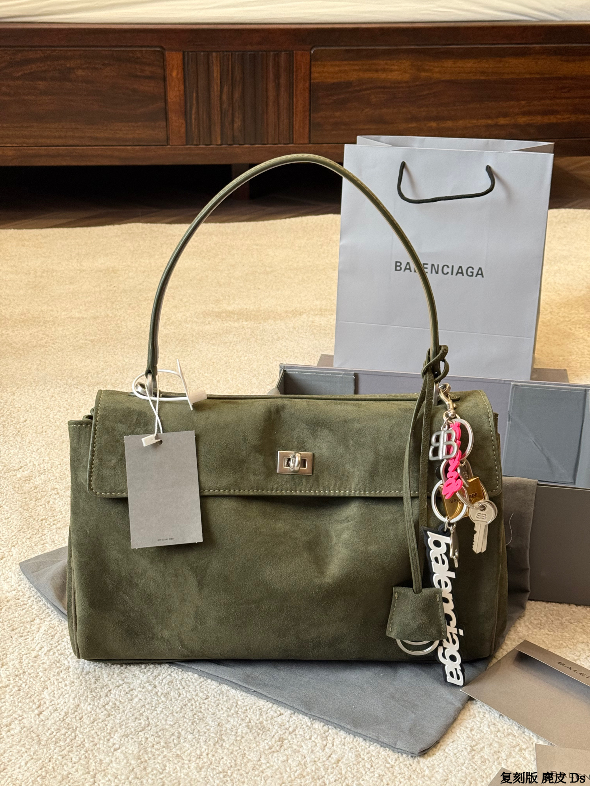 Balenciaga's new RODEO oversized bag - cnluxepick