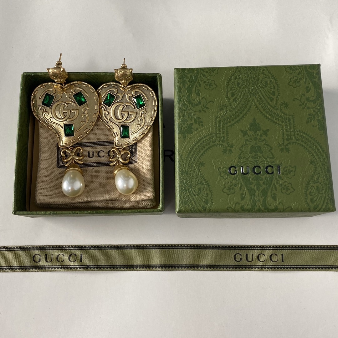 Gucci Gg Heart Earrings With Green Gems