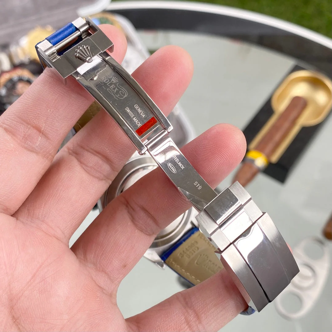 DAYTONA SET WITH 36 BAGUETTE-CUT DIAMONDS