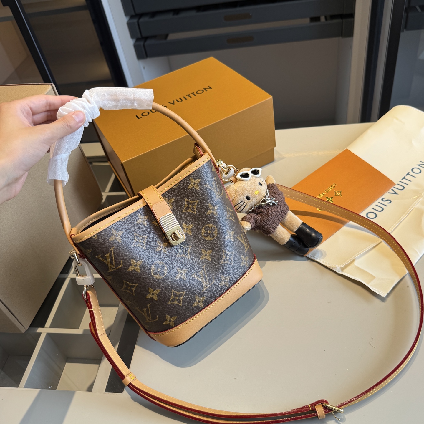 LV bucket bag - cnluxepick