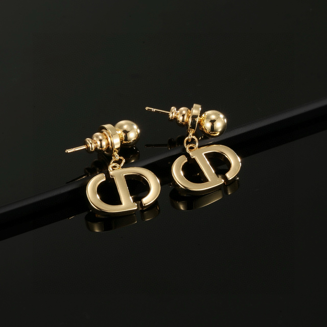 Dior letter earrings - cnluxepick