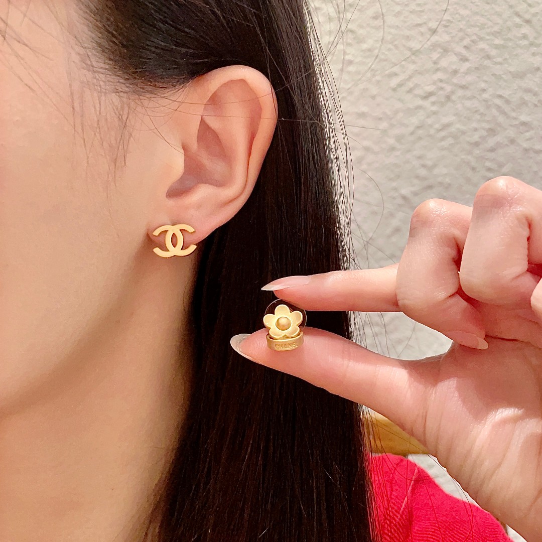 Chanel second-hand double C earrings are exquisite and elegant, showing your temperament - cnluxepick
