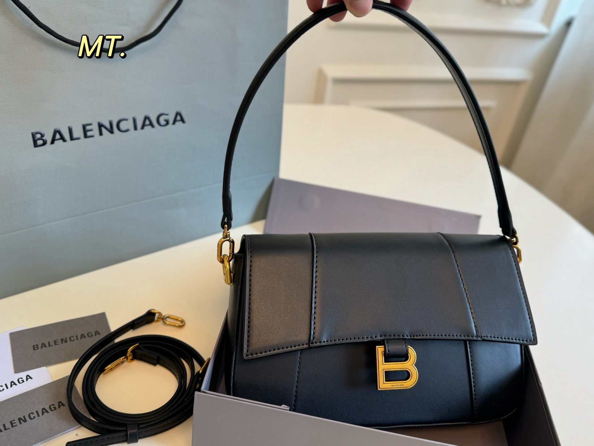 Balenciaga's new shoulder bag - cnluxepick
